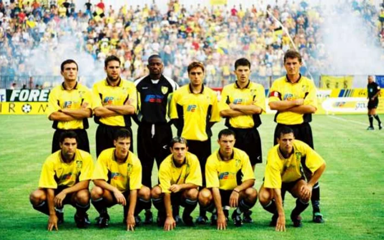 Brașovul înainte de Brașov-Inter (0-3), 2001. E acolo și Dossey, odihnească-se-n pace, băiatul ăla i-a învățat pe toți cum nu se ia o șpagă