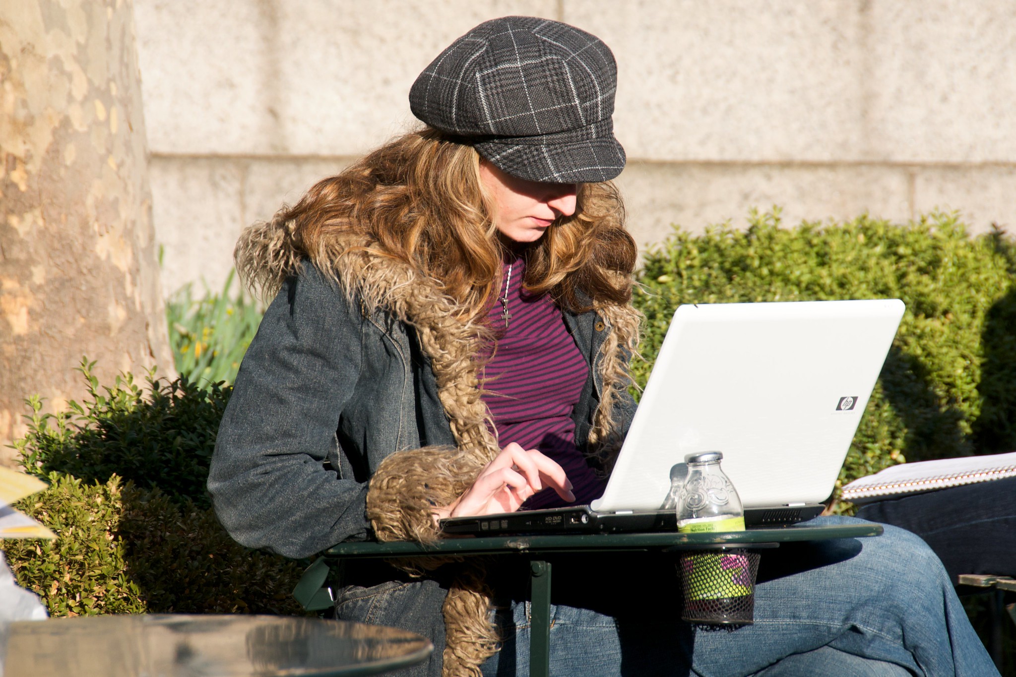 Roșcată cu laptop, că nu v-am mai pus de mult roșcate, foto de Ed Yourdon licență CC BY-NC-SA 2.0